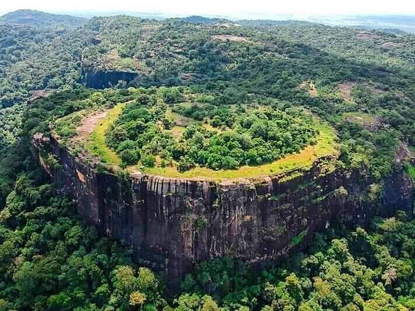 Mesa de la montaña Danigala, también conocida como montaña alienígena