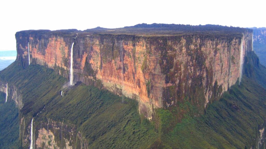 The mysteries of Mount Roraima: evidence of artificial cuts? 8