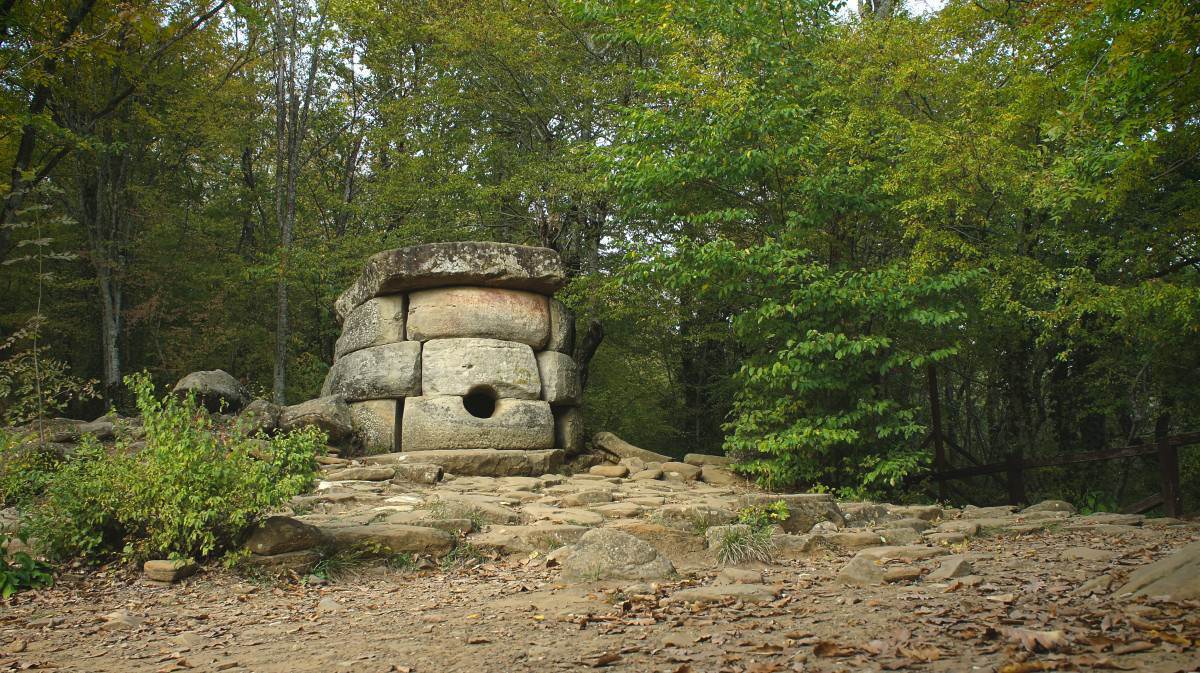 Kaukasische dolmen met een ongewone ronde vorm