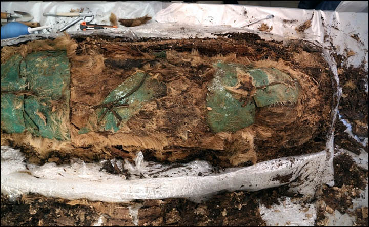 屍體的面部、胸部、腹部、腹股溝覆蓋著銅板或青銅板，並用皮繩粘合 © Yamalo-Nenets 地區博物館和展覽中心