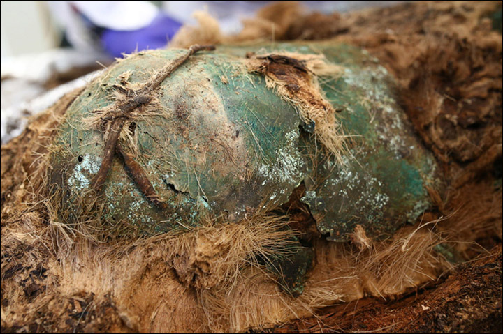 Cơ thể được bao phủ bởi các tấm đồng hoặc đồng trên mặt, ngực, bụng, háng - và được liên kết bằng dây da © Khu phức hợp Triển lãm và Bảo tàng vùng Yamalo-Nenets