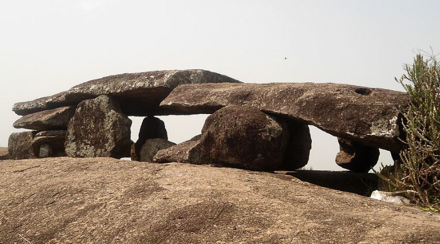 Sebuah dolmen Megalitik di Amadalavalasa, Andhra Pradesh, India