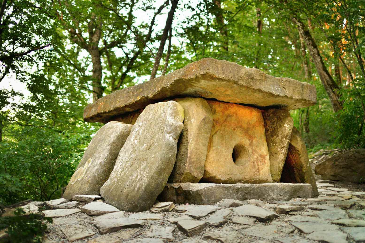 Pohřební dolmeny se nadále používaly v pozdní době bronzové a v raném železném věku