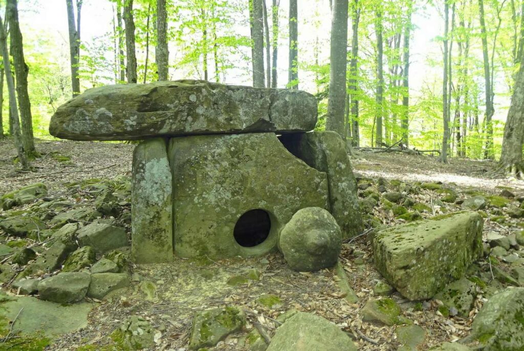Haruldane dolmen, mille kork on säilinud