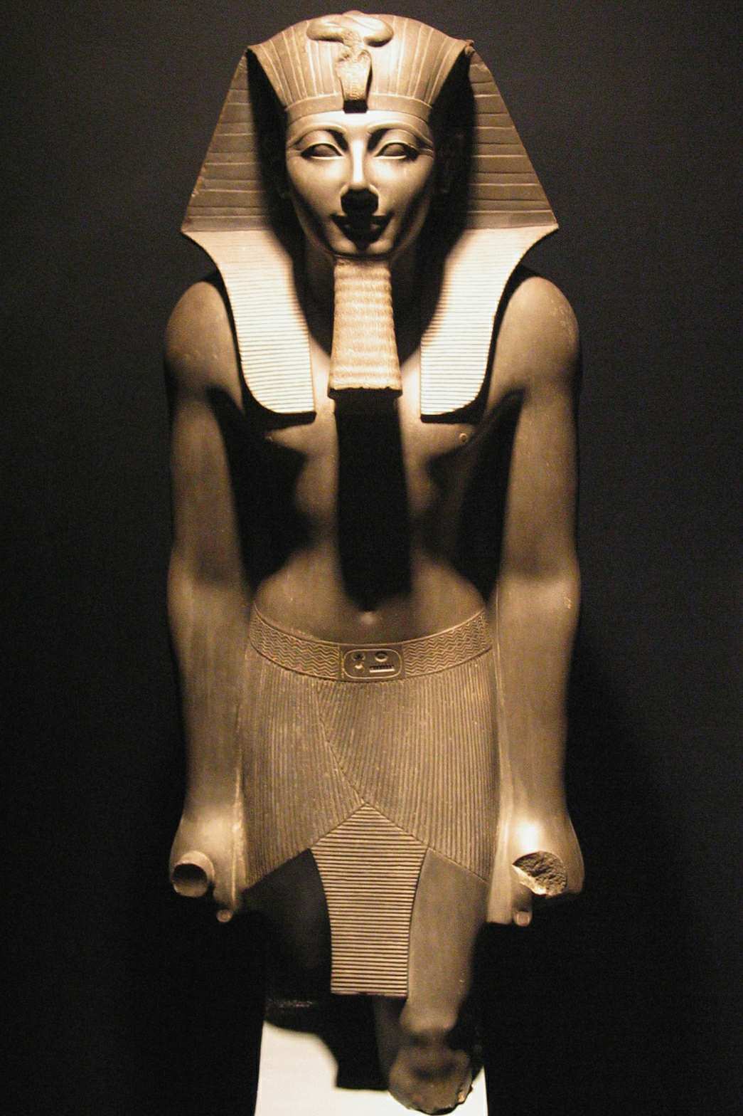 Tuthmosis III basaltstaty i Luxor Museum.