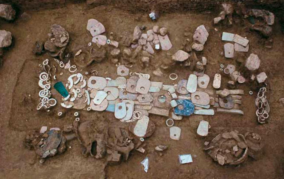 Una tomba piena di corredi a Lingjiatan in Cina. (Istituto provinciale di reperti culturali e archeologia dell'Anhui