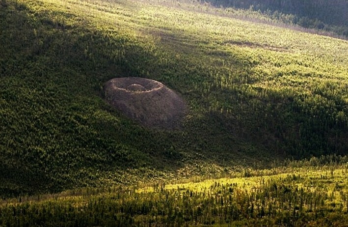 Qu'est-ce qui a causé le cratère Patomskiy ? Un étrange mystère caché au plus profond des forêts sibériennes ! 1