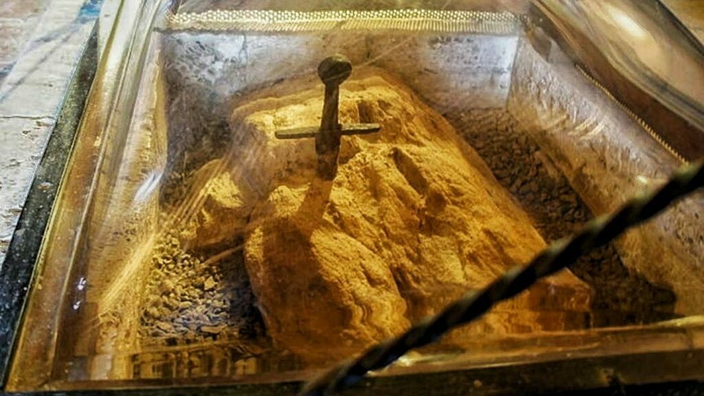 Подлинная история легендарного меча XII века в камне Сан-Гальгано 12