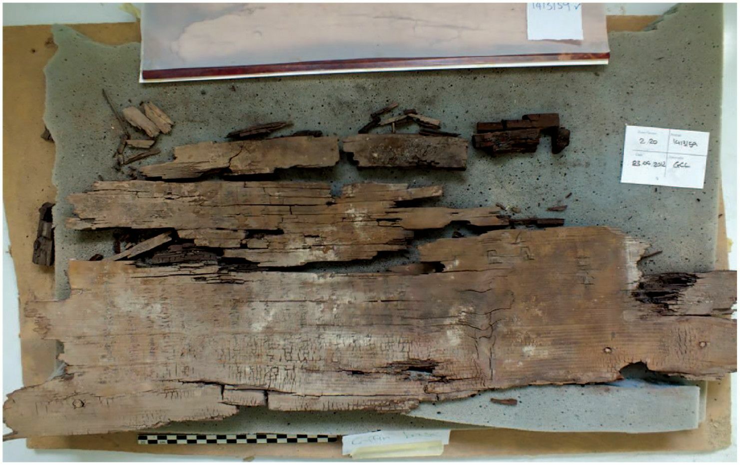 Un panel de madeira do cadaleito está gravado co Libro dos Dous Camiños máis antigo