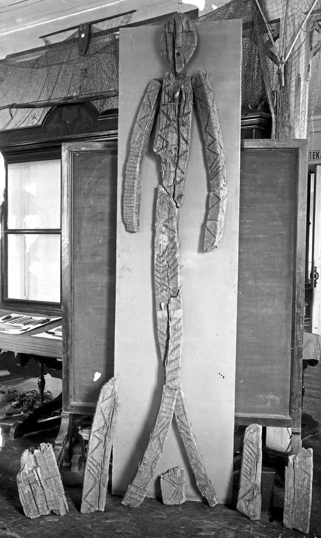 Časná rekonstrukce Shigir Idol z roku 1894. Foto s laskavým svolením Regionálního muzea Sverdlovsk.