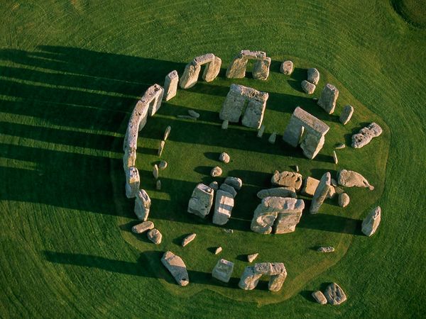 Na úrovni země se ruiny Stonehenge zdají poněkud náhodné a chaotické, ale pohled ze vzduchu odhaluje kruhový řád památníku. Místo začalo skromně kolem roku 3100 př. N.l. jako široký kruh dřevěných sloupků obklopený příkopem a břehem. Známé obrovské skalní desky, některé přivezené ze stovek kilometrů daleko, byly přidány do interiéru po dobu asi 1,500 let. © Fotografoval Joe McNally Sygma