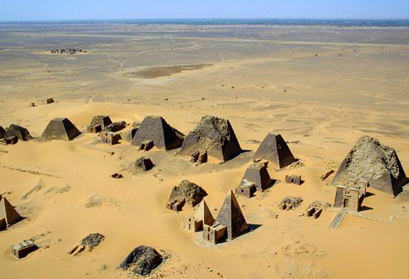 Pemandangan udara dari piramida Meroë | Tanah Kush