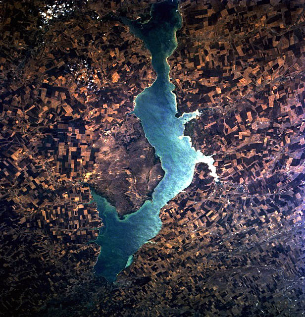 Tsimlyansk 저수지 또는 Tsimlyanskoye 저수지는 47°50′N 42°50′E에서 Rostov 및 Volgograd Oblasts 영토의 Don 강에 있는 인공 호수입니다.