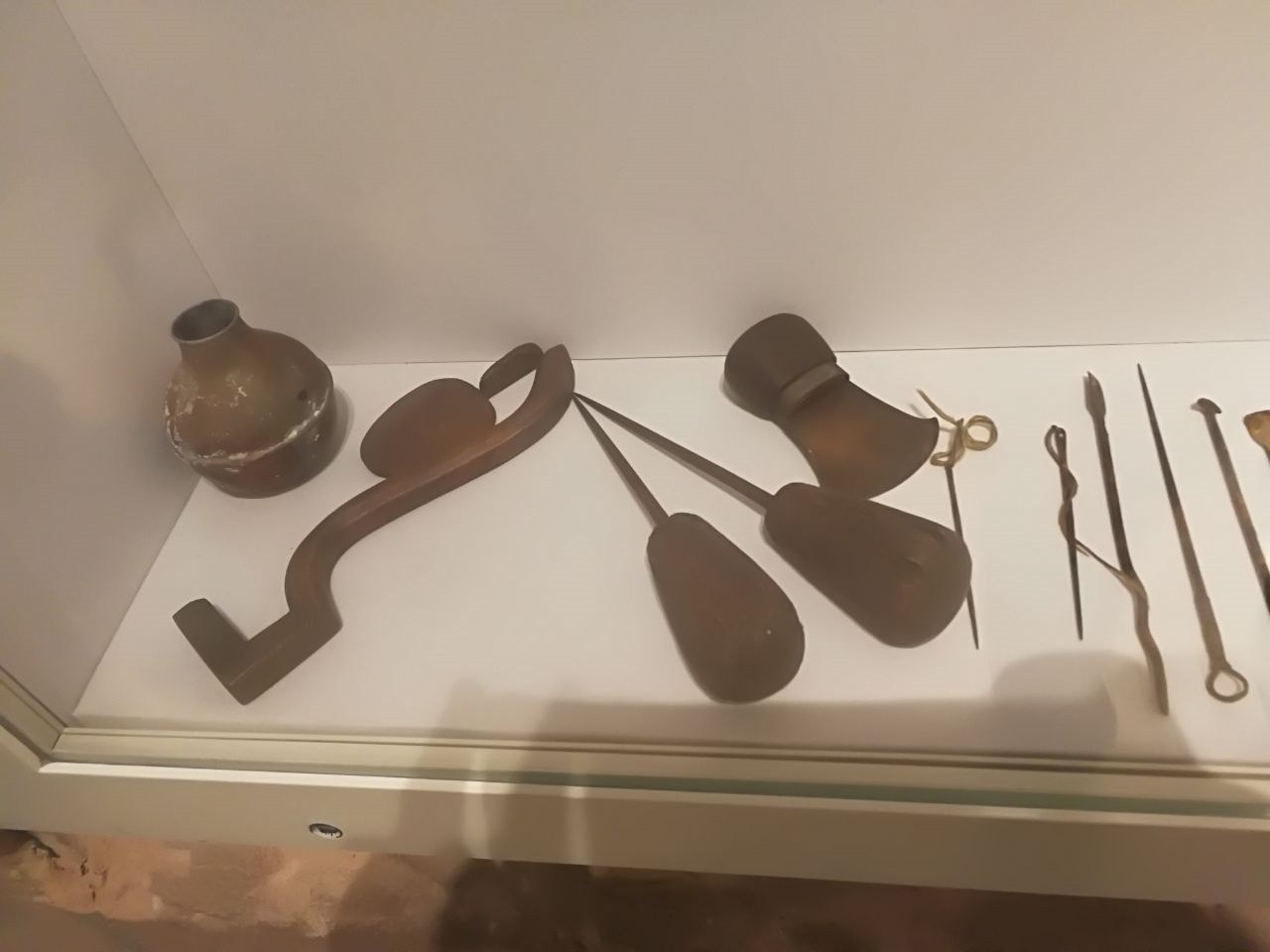 Outils chirurgicaux égyptiens antiques Ebers Papyrus