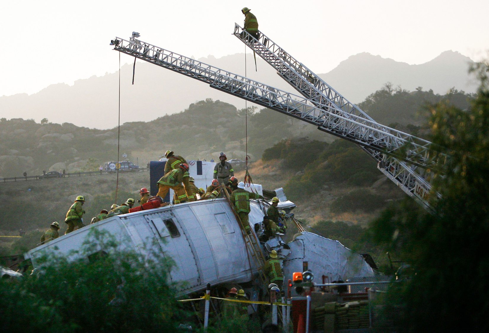 (LC: 20.-22) Feuerwehrleute arbeiten an der Rettung des Opfers, nachdem ein Metrolink-Nahverkehrszug auf dem Weg von der Union Station in Los Angeles nach Oxnard am 12. September 2008 in der Gegend von Chatsworth mit einem Güterzug kollidierte. Über 300 Feuerwehrleute arbeiten daran, die Flammen zu löschen und Rettung von Opfern, so die Feuerwehr von Los Angeles. Bildnachweis: Alamy | REUTERS/Gus Ruelas (VEREINIGTE STAATEN) | ID: 2D1M052