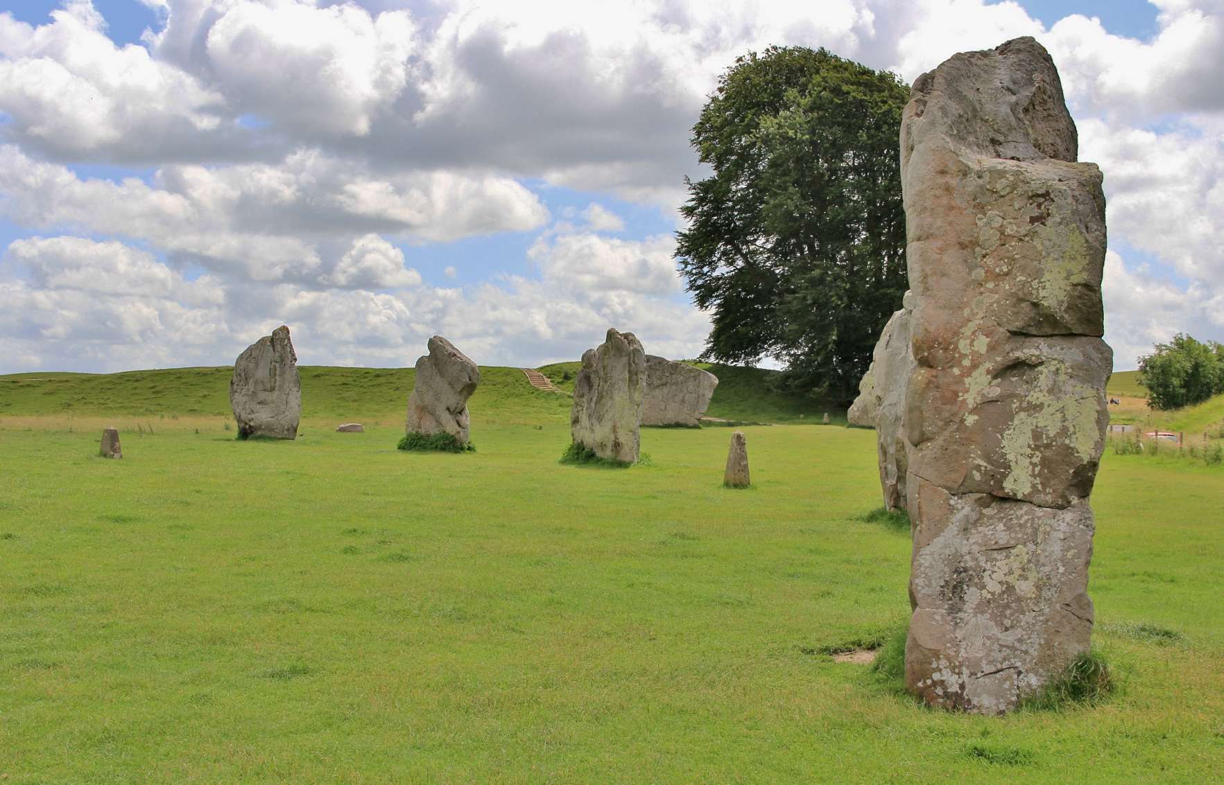 Rrethi i gjerë prej 330m (1,082ft) i gjerë prej guri i Avebury u ndërtua midis rreth 2850 pes dhe 2200 pes. Përmban tre rrathë guri dhe mburret me 100 gurë të mëdhenj në këmbë fillimisht, ai ka qenë subjekt i një interesi të konsiderueshëm arkeologjik që nga shekulli i 17 -të.