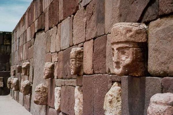 Tiwanaku의 비밀: "외계인"과 진화의 얼굴 뒤에 숨겨진 진실은 무엇입니까? 1