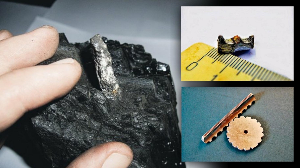 금속처럼 보이는 레일이 석탄에 눌려 있습니다.