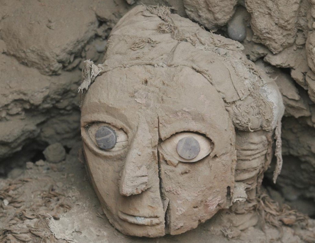 Staroveká múmia Wari, známa ako Dáma z masky objavená v Peru, sa preslávila svojimi záhadnými modrými očami.