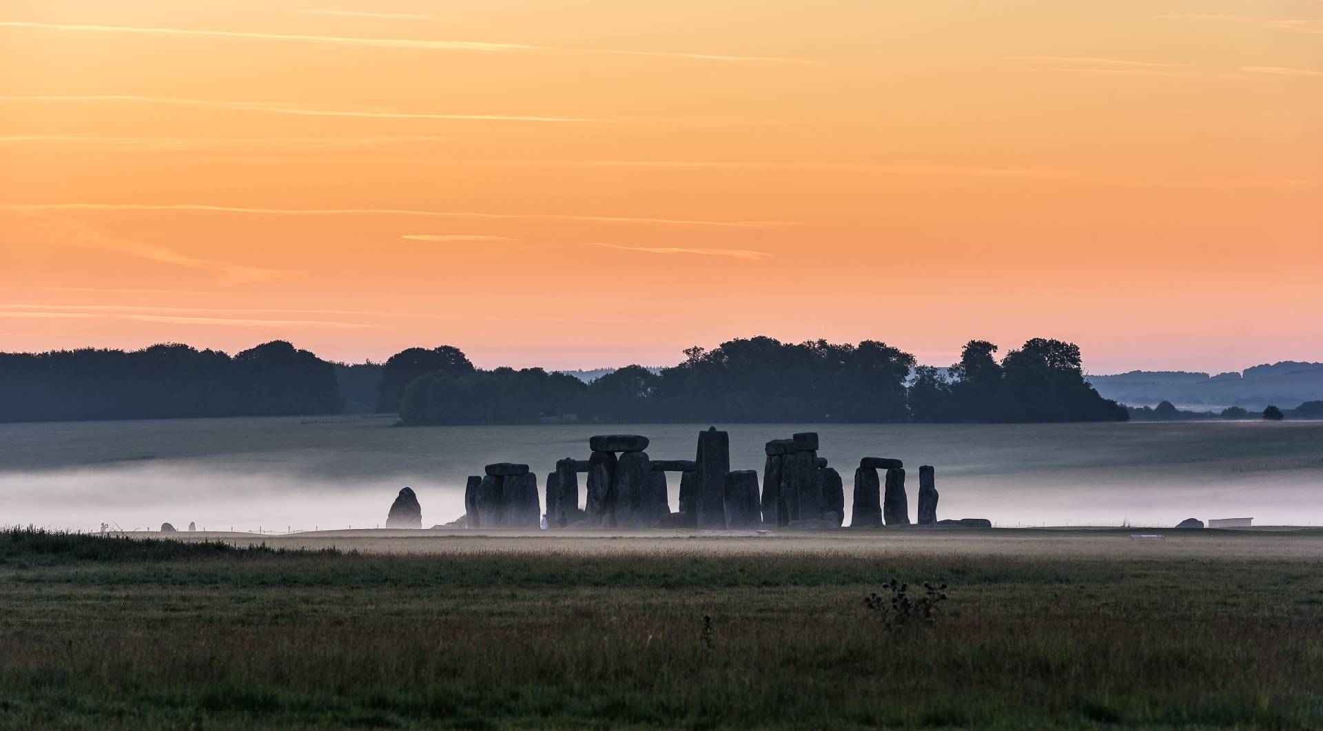 雾中的巨石阵，日出时分。 古老的石碑位于英国英格兰威尔特郡索尔兹伯里。 © 图片来源：Andrei Botnari | 从 DreamsTime.com 获得许可（社论/商业用途库存照片）