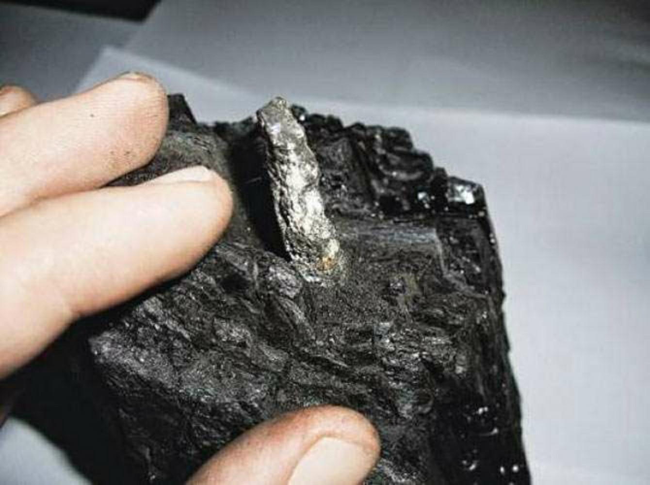 راه آهن فلزی به زغال سنگ فشار می آورد.