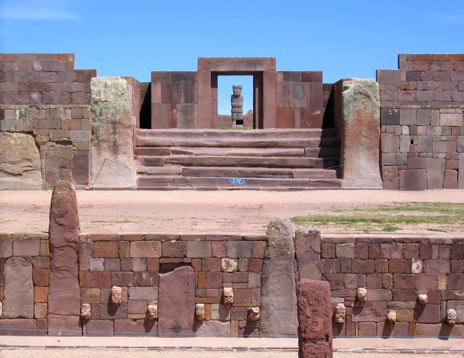 Ruševine Tiwanaku: predinkovske Kalasasaye in spodnji templji. Tipičen pogled na ikono, pri čemer je Ponce Monolith poravnan z glavnimi vrati templja Kalasasaya. Ob enakonočjih sonce sije v monolit Ponce. © Avtorstvo slike: Xenomanes | Licencirano od DreamsTime.com (Založniška fotografija za uredniško/komercialno uporabo, ID: 28395032)