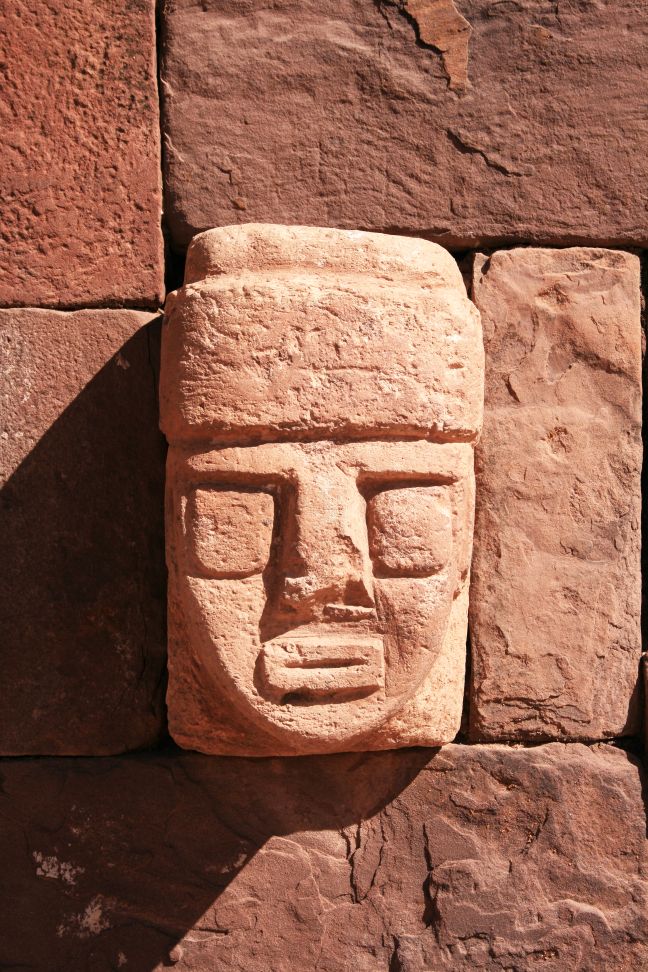 Ang nawong sa bato nga gitukod sa bungbong sa Tiahuanaco o Tiwanaku. © Credit sa Larawan: Steven Francis | Lisensyado gikan sa DreamsTime.com (Editoryal / Komersyal nga Paggamit Stock Photo, ID: 10692300)
