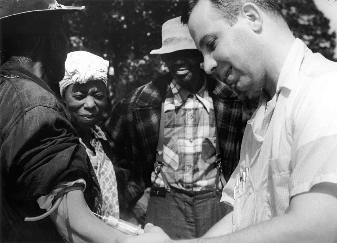 Dokotala wofufuza za Tuskegee-syphilis akutenga magazi kuchokera ku phunziro lina (wozunzidwa). © Image Mawu: Wikimedia Commons