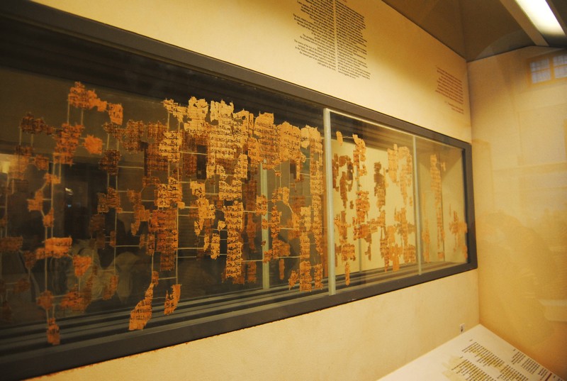 Turin Canon Papyrus: Størstedelen af ​​kongelister fra det gamle Egypten, herunder Abydos kongeliste, stammer fra Det Nye Rige (ca. 1570-1069 f.Kr.) og blev hugget i sten på tempelvægge i hieroglyffer. De tjente en kultisk snarere end historisk funktion. De var ikke beregnet til at være bogstavelige kronologiske lister og bør ikke behandles som sådanne. Turin -kanonen derimod blev skrevet på papyrus i det kursive hieratiske skrift og er den mest komplette og historisk nøjagtige. Det omfattede flygtige konger og dronninger, der normalt var ekskluderet fra andre lister, samt længden af ​​deres regeringstid. Det er derfor et yderst værdifuldt historisk dokument.