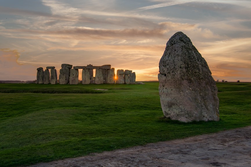 A Pedra do Calcanhar é um único grande bloco de pedra sarsen que fica dentro da Avenida, do lado de fora da entrada da terraplenagem de Stonehenge, em Wiltshire, Inglaterra. © DreamsTime.com