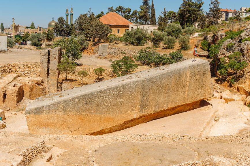 Den enorma grundstenen i Baalbek, Libanon, vars ursprung fortfarande är ett mysterium. Heliopolis tempelkomplex. © Bildkredit: Pavlo Baishev | Licensierad från DreamsTime.com (redaktionell/kommersiell användning Stock Photo, ID: 107214851)