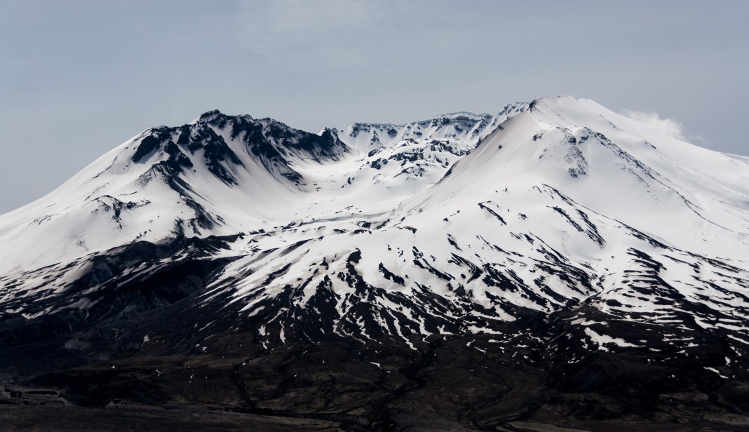Mt. St. Helen'in krater lav kubbesi, kuru bir tabanla karla kaplı. St. Helens Dağı en iyi, ABD tarihindeki en ölümcül ve ekonomik olarak en yıkıcı volkanik olay olan 18 Mayıs 1980'deki büyük patlamasıyla tanınır. Elli yedi kişi öldürüldü; 200 ev, 47 köprü, 15 mil demiryolu ve 185 mil (298 km) otoyol yıkıldı. 5.1 büyüklüğündeki bir depremin tetiklediği devasa bir enkaz çığı, dağın zirvesinin yüksekliğini 9,677 ft'den 8,363 ft'ye düşüren ve 1 mil genişliğinde, at nalı şeklinde bir krater bırakan bir yanal patlamaya neden oldu. © Resim Kredisi: Klasik Stil | DreamsTime.com'dan lisanslanmıştır (Editoryal/Ticari Kullanım Stok Fotoğrafı, ID:108676679)
