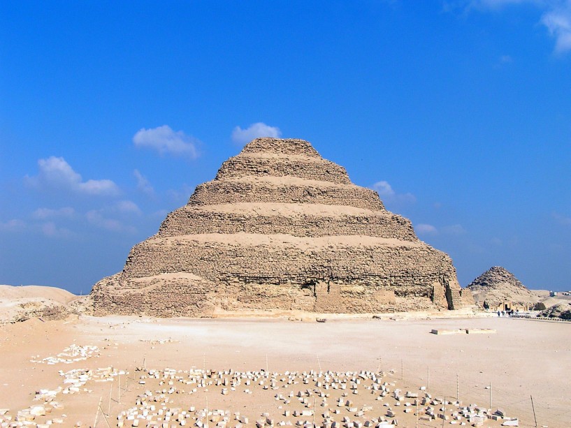 D'Schrëtt Pyramid vum antike egypteschen Kinnek Djoser. © Image Credit: Walter Stiedenroth | Lizenzéiert vun DreamsTime.com (Editorial Notzung Stock Photo, ID: 216602360)