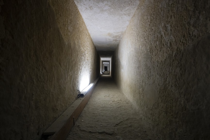 Un long passage dans la pyramide de Gizeh, Le Caire, Egypte. © Crédit d'image : Dmitri Melnikov | Sous licence de DreamsTime.com (Photo à usage éditorial, ID : 221813066)