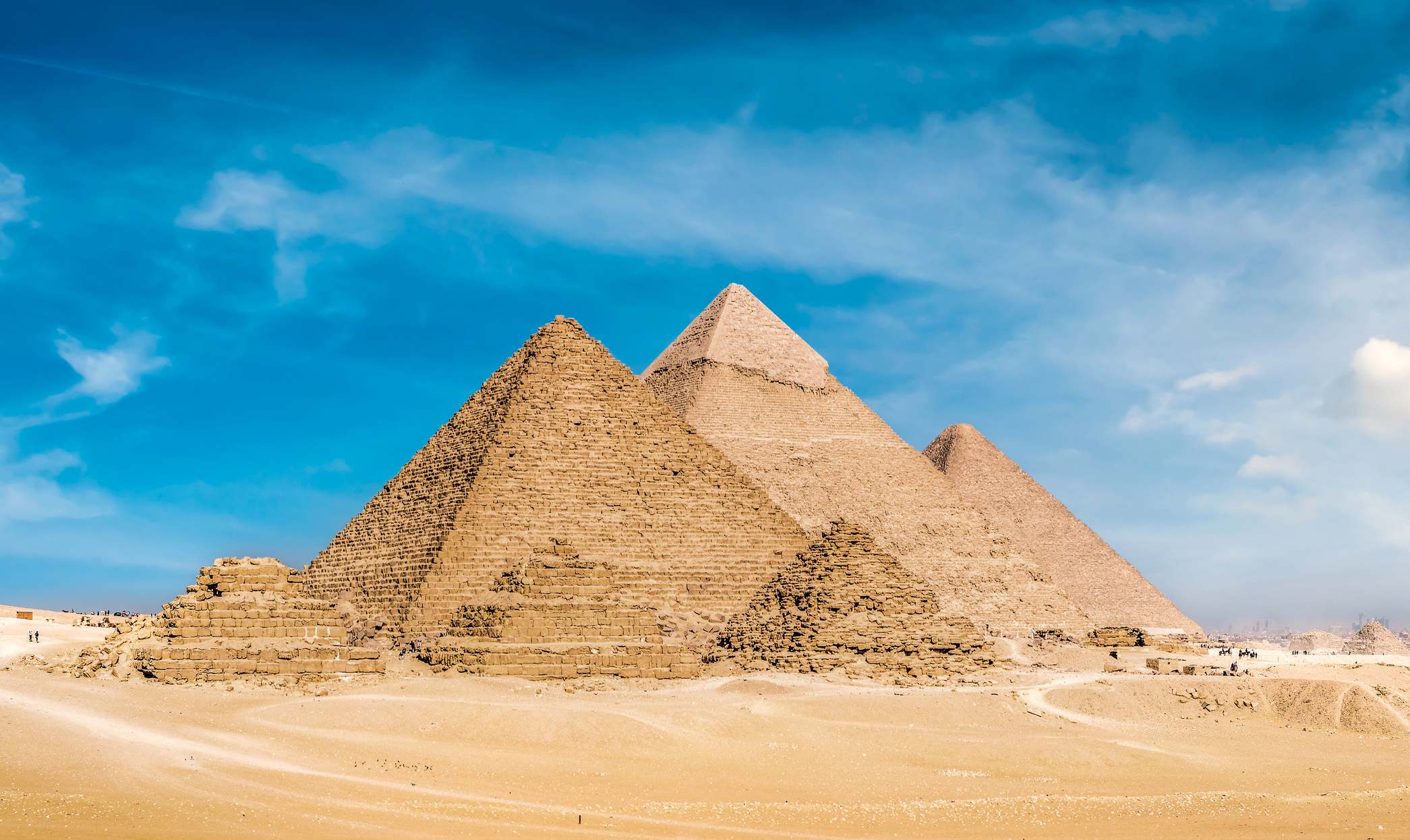 Gīzas piramīdas, Kaira, Ēģipte, Āfrika. Skats uz piramīdām no Gīzas plato © Attēla kredīts: Feili Chen | Licencēts no Dreamstime.Com (redakcionālas/komerciālas izmantošanas fonda fotoattēls)