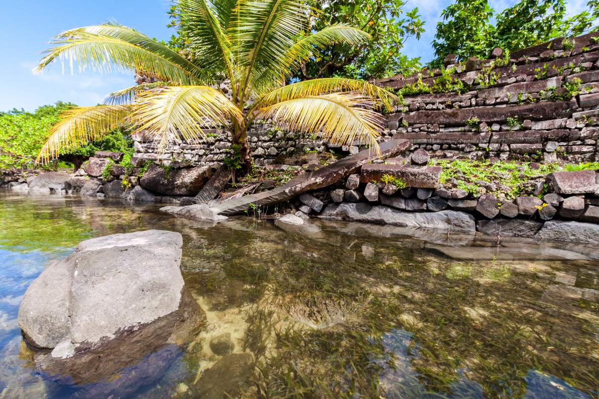 南馬多爾南多瓦斯的城牆和運河。 在某些地方，橫跨太平洋中部島嶼的玄武岩岩牆高 25 英尺，厚 18 英尺。 島上到處都有人類居住的跡象，但專家們還無法確定哪些現代人類祖先曾居住在這座城市。 進一步的研究正在進行中。 © 圖片來源：德米特里·馬洛夫 | 從 DreamsTime 獲得許可的照片，ID 130392380
