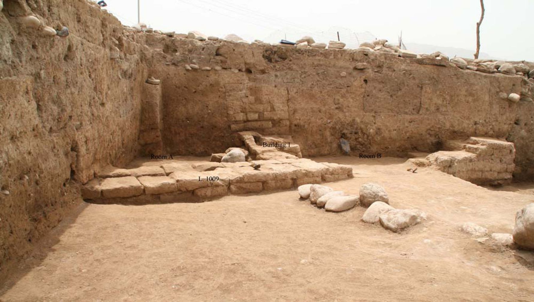 Des archéologues de la région du Kurdistan, dans le nord de l'Irak, ont découvert une ancienne ville appelée "Idu". Le site a été occupé dès la période néolithique, lorsque l'agriculture est apparue pour la première fois au Moyen-Orient, et la ville a atteint son apogée il y a entre 3,300 2,900 et 2,000 XNUMX ans. Le bâtiment montré ici est une structure domestique, avec au moins deux pièces, qui peut dater d'une époque relativement tardive dans la vie de la ville, peut-être il y a environ XNUMX XNUMX ans lorsque l'empire parthe contrôlait la région.