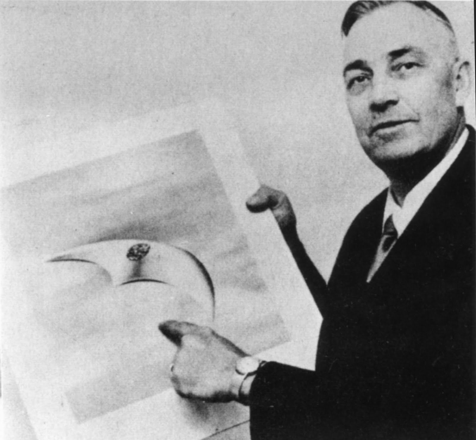 Piloot Kenneth Arnold met een schets van een van de UFO's die hij in 1947 bij Mount Rainier zag