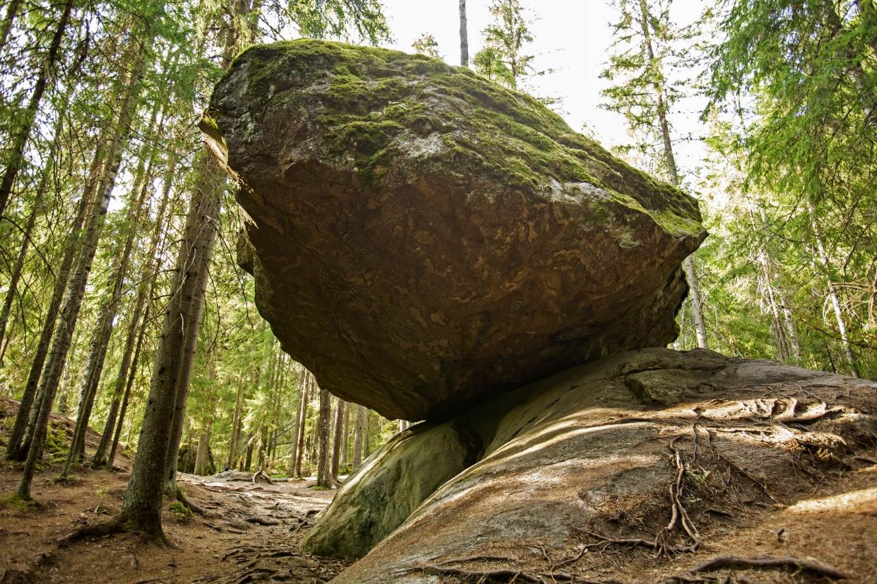 I-Kummakivi Balancing Rock kunye nenkcazo yayo engalindelekanga kwi-Finnish folklore 2