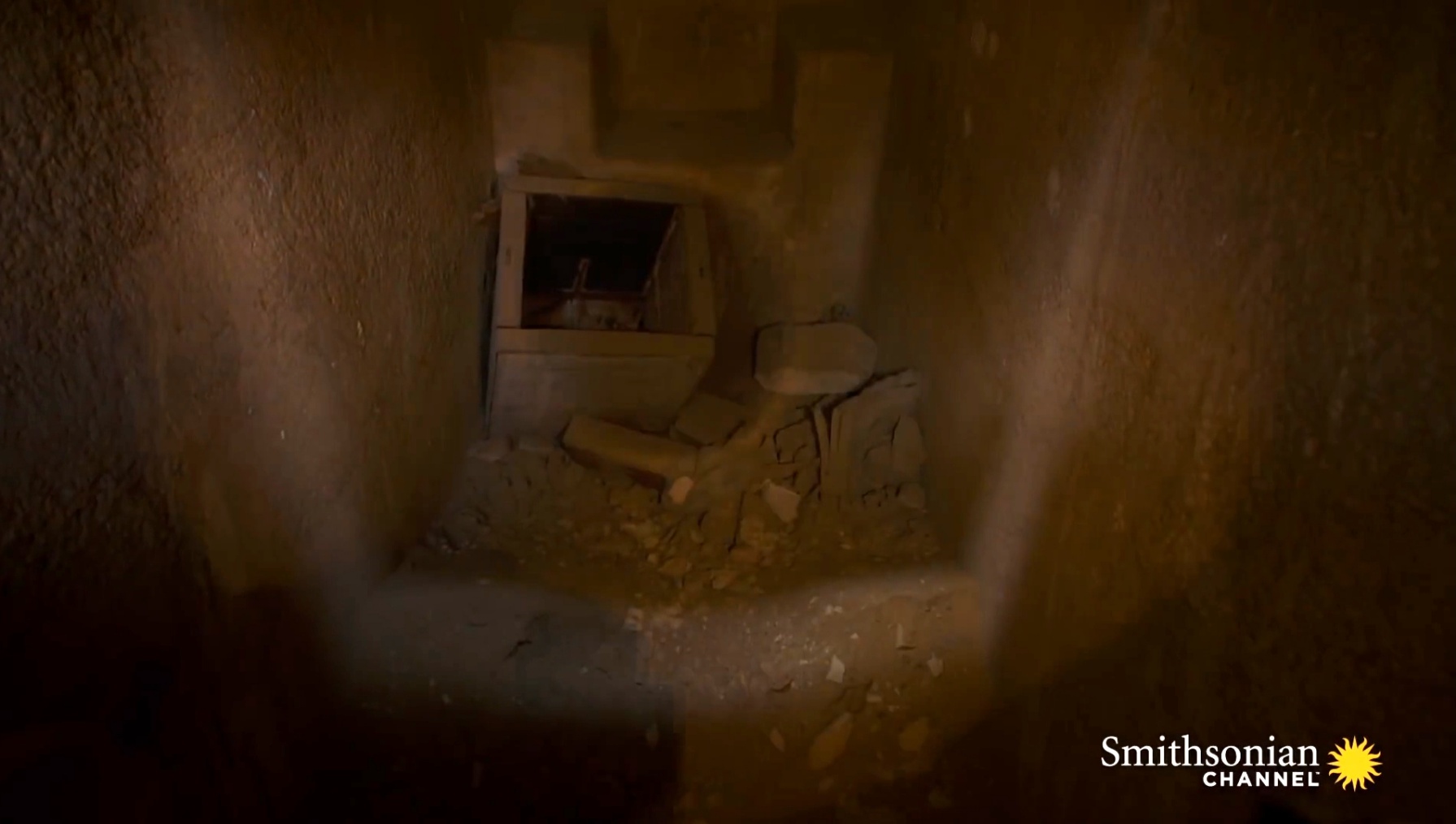 考古学者は、埋葬室が略奪されたことにショックを受けました。