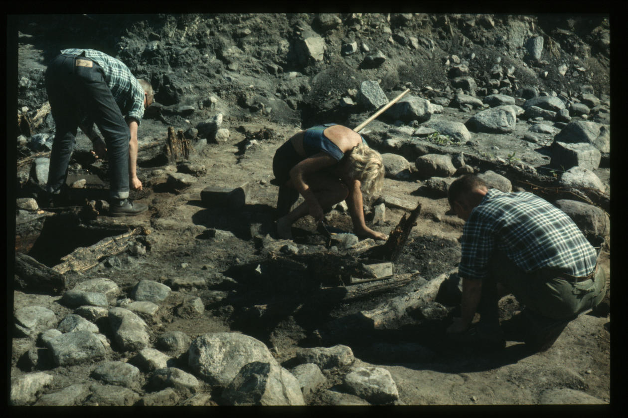 E puer vun den archeologesche Mataarbechter zu Borgund, 1961 Foto