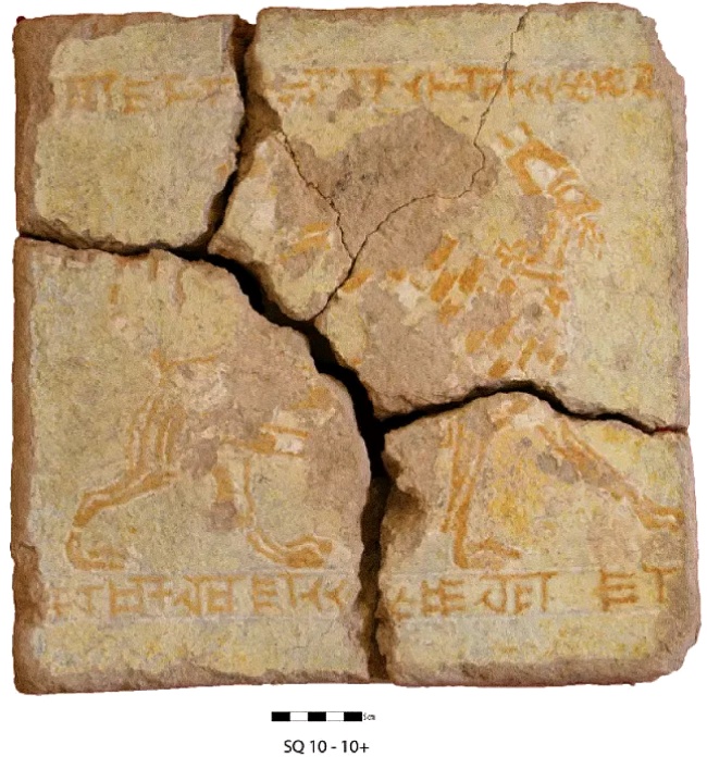 Cette œuvre montre un sphinx barbu avec une tête humaine masculine et le corps d'un lion ailé. Trouvé en quatre fragments, il a également été créé pour le roi Ba'auri et porte presque exactement la même inscription que la représentation du cheval.