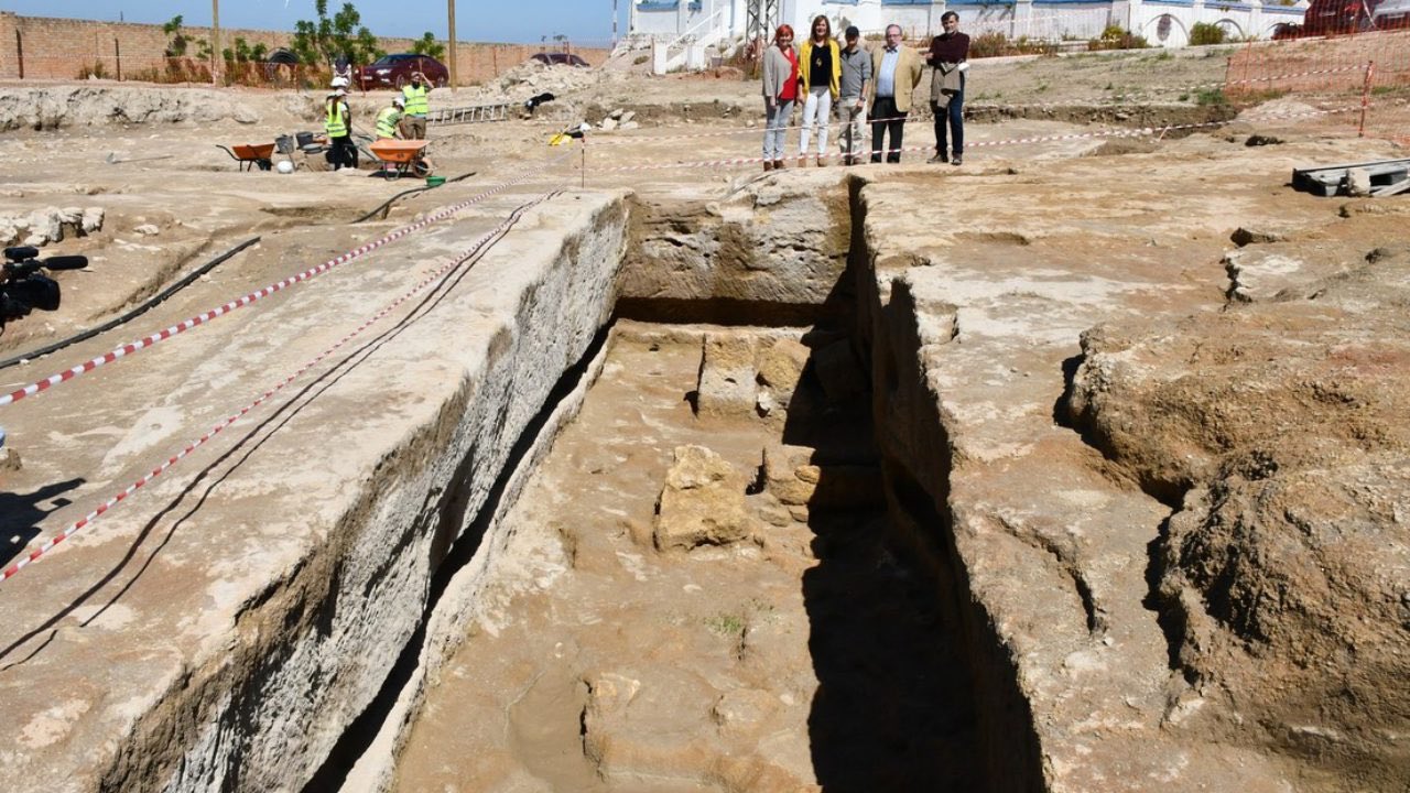 Arkeologlar Osuna'nın belediye başkanına harabelerin etrafını gösteriyor. Fenike nekropolü