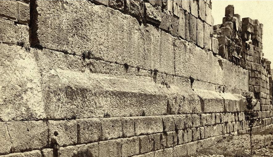 Liibanonis, umbes 1,170 meetri kõrgusel Beqaa orus, asub kuulus Baalbek või Rooma ajal tuntud kui Heliopolis. Baalbek on iidne paik, mida on kasutatud alates pronksiajast ja mille ajalugu on 9,000. aastal Saksa arheoloogilise ekspeditsiooni käigus leitud vähemalt 1898 aastat. Baalbek oli iidne foiniikia linn, mis sai nime taevajumala nime järgi. Baal. Legend räägib, et Baalbek oli koht, kus Baal esimest korda Maale saabus, ja seega viitavad iidsed tulnukate teoreetikud, et esialgne hoone ehitati tõenäoliselt platvormiks, mida kasutati taevajumal Baalil "maandumiseks" ja "tõusmiseks". Kui vaatate pilti, selgub, et erinevad tsivilisatsioonid on ehitanud praeguse Heliopolise eri osi. Kuid peale teooriate on selle ehitise tegelik eesmärk ja selle ehitaja täiesti teadmata. Kasutatud on massiivseid kiviplokke, millest suurim on ligikaudu 1,500 tonni. Need on suurimad ehitusplokid, mis kogu maailmas kunagi eksisteerinud on.