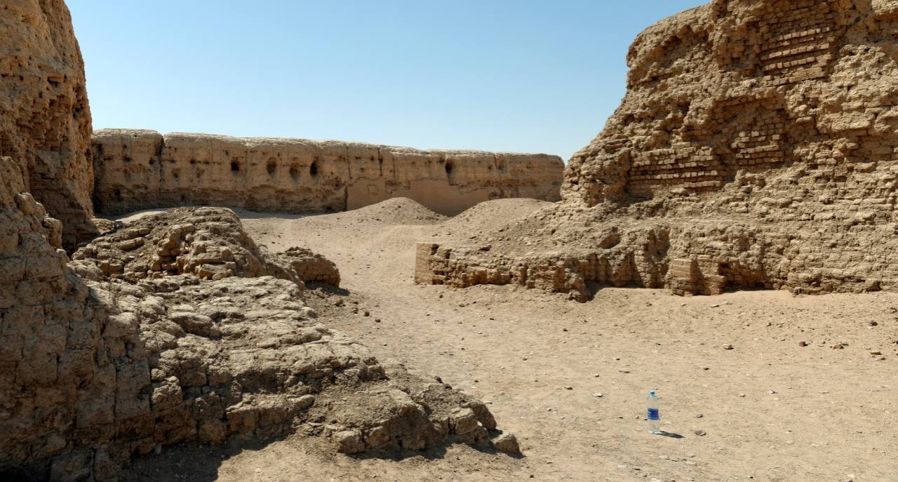 Site prédynastique émergeant du sable : Nekhen, cité du Faucon 6