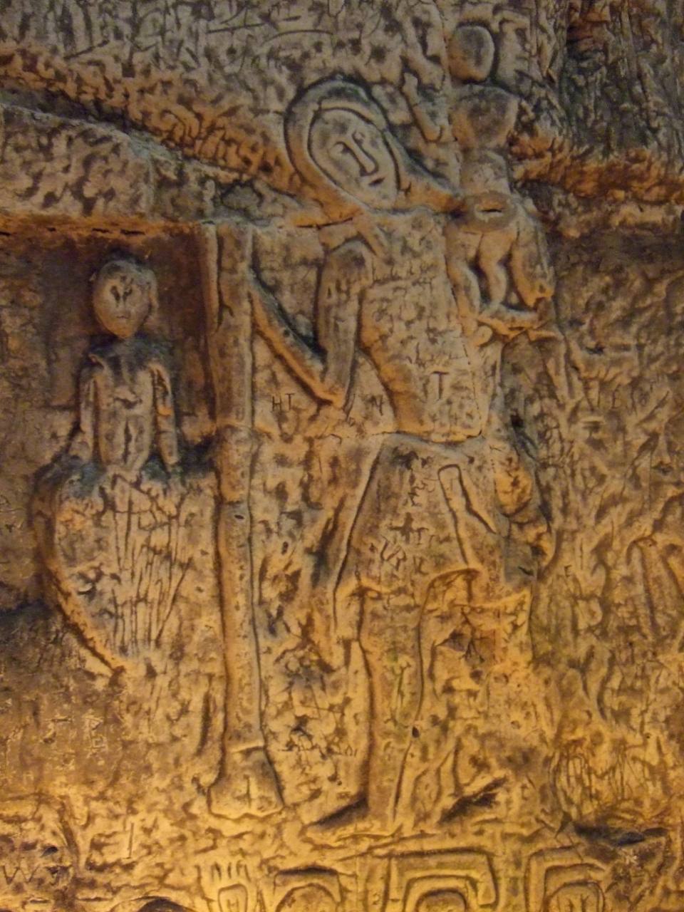 Mysterieuze symbolen en houtsnijwerk in door de mens gemaakte Royston Cave 3