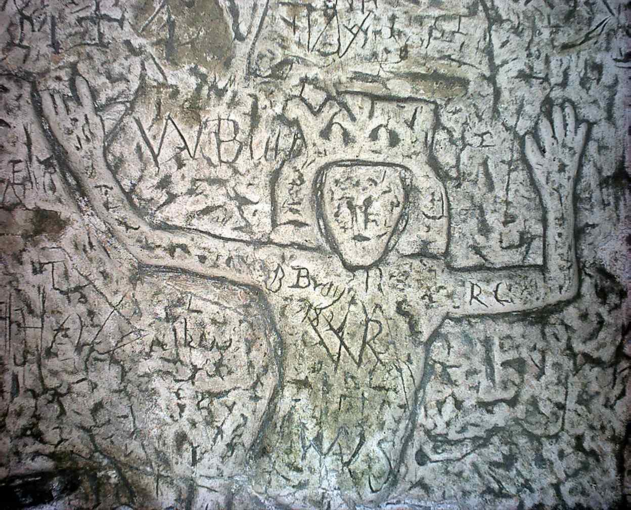 Salapärased sümbolid ja nikerdused inimese loodud Roystoni koopas 1