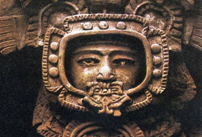 天空人：这个古老的石像，在危地马拉蒂卡尔的玛雅遗址中发现，类似于现代宇航员戴着太空头盔。