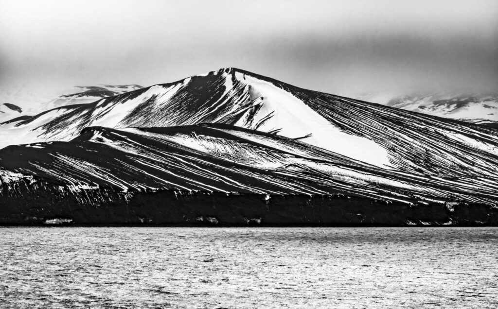 Munții de zăpadă neagră Craterul vulcanic Telefon Bay, Insula Deception, Antarctica. © Shutterstock