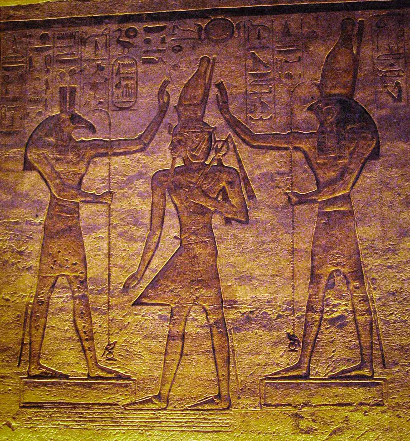 Set (Seth) an Horus adoring Ramesses. Déi aktuell Etude weist, datt de Mound duerch de Seth an de verännerleche Stär Algol vum Horus am Kairo Kalenner duergestallt ka ginn.